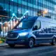 Сучасний корпоративний автомобіль від Van den Hurk Bedrijfswagens для офісу, оточеного символами фінансового зростання та впевненості.