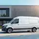 Білий корпоративний автомобіль для сучасної офісної будівлі, що символізує мобільність та успіх, із зеленими акцентами та блакитним небом для впевненості.