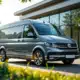 Сучасний комерційний автомобіль є символом зростання та інновацій для дилера Van den Hurk у Хелмонді, оточеному зеленню.