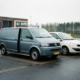 Furgonetă și MPV compact unul lângă celălalt în incinta unei firme olandeze, pe un cer înnorat.