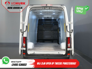 Volkswagen Crafter Bestelbus 35 2.0 TDI 180 pk L4H3 BPM VRIJ! RWD Tacho/ 270gr deuren/ 3.5T trekverm./ Navi/ Carplay/ Climate/ Camera/ Cruise/ Trekhaak