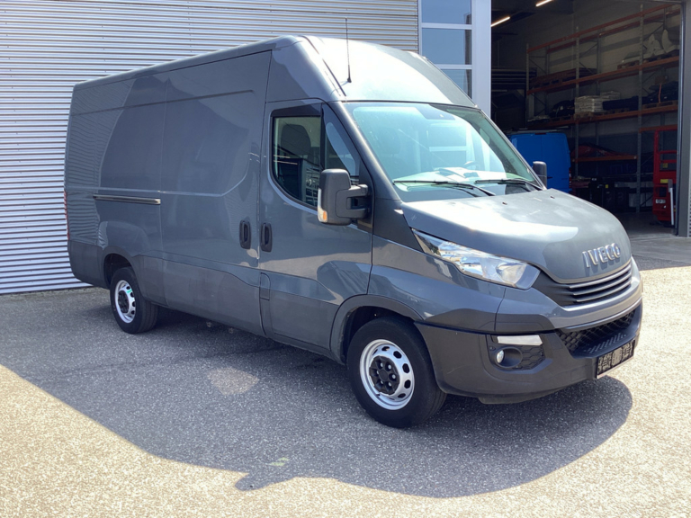 Iveco Daily Bestelbus 35S18V 3.0 180 pk ZF Aut. L2H2 352 EXPORT ONLY 3.5t Trekverm./ Gev.stoel/ Climate/ Camera/ Cruise/ Trekhaak